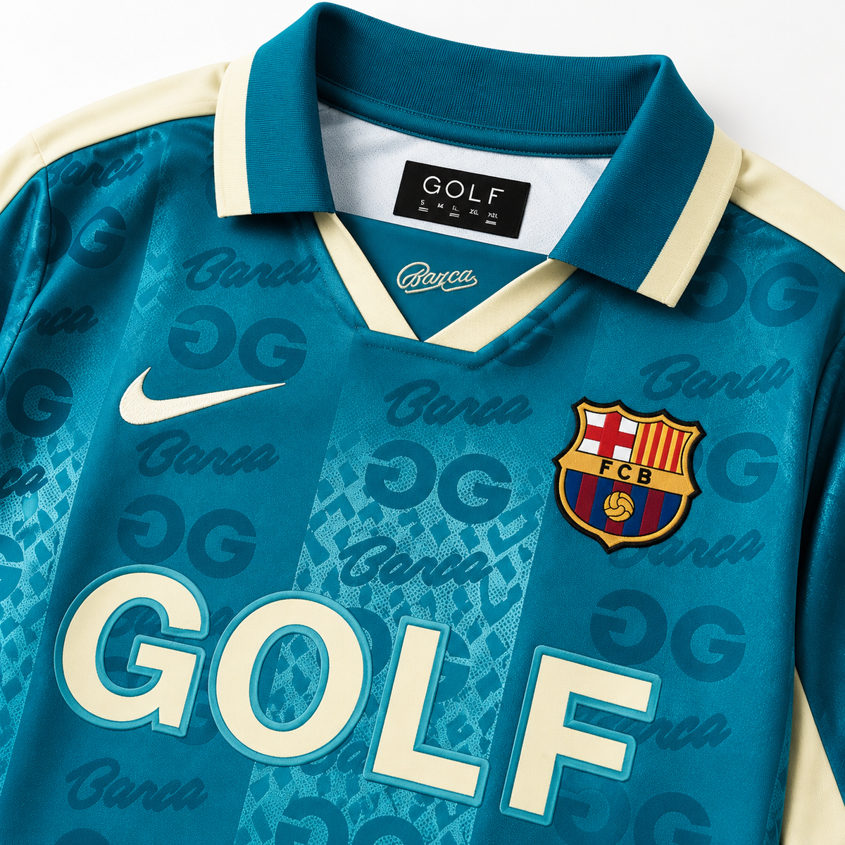 Gros plan du col, de l’écusson et du tissu du maillot Barcelona x Golf Wang