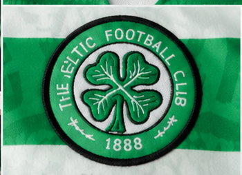 Détail écusson Celtic FC et motif Umbro du maillot rétro 1998
