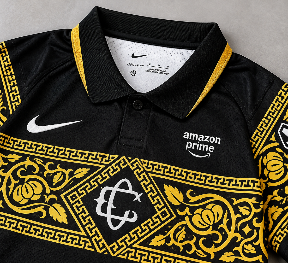 Chivas Guadalajara 2026/27 Third Jersey – gros plan sur le col et le motif doré