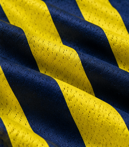 Détail du tissu et des rayures du maillot Fenerbahçe 2026-2027