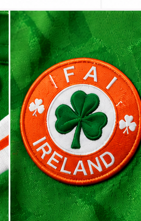 Gros plan de l’écusson FAI et du tissu du maillot Irlande 1990
