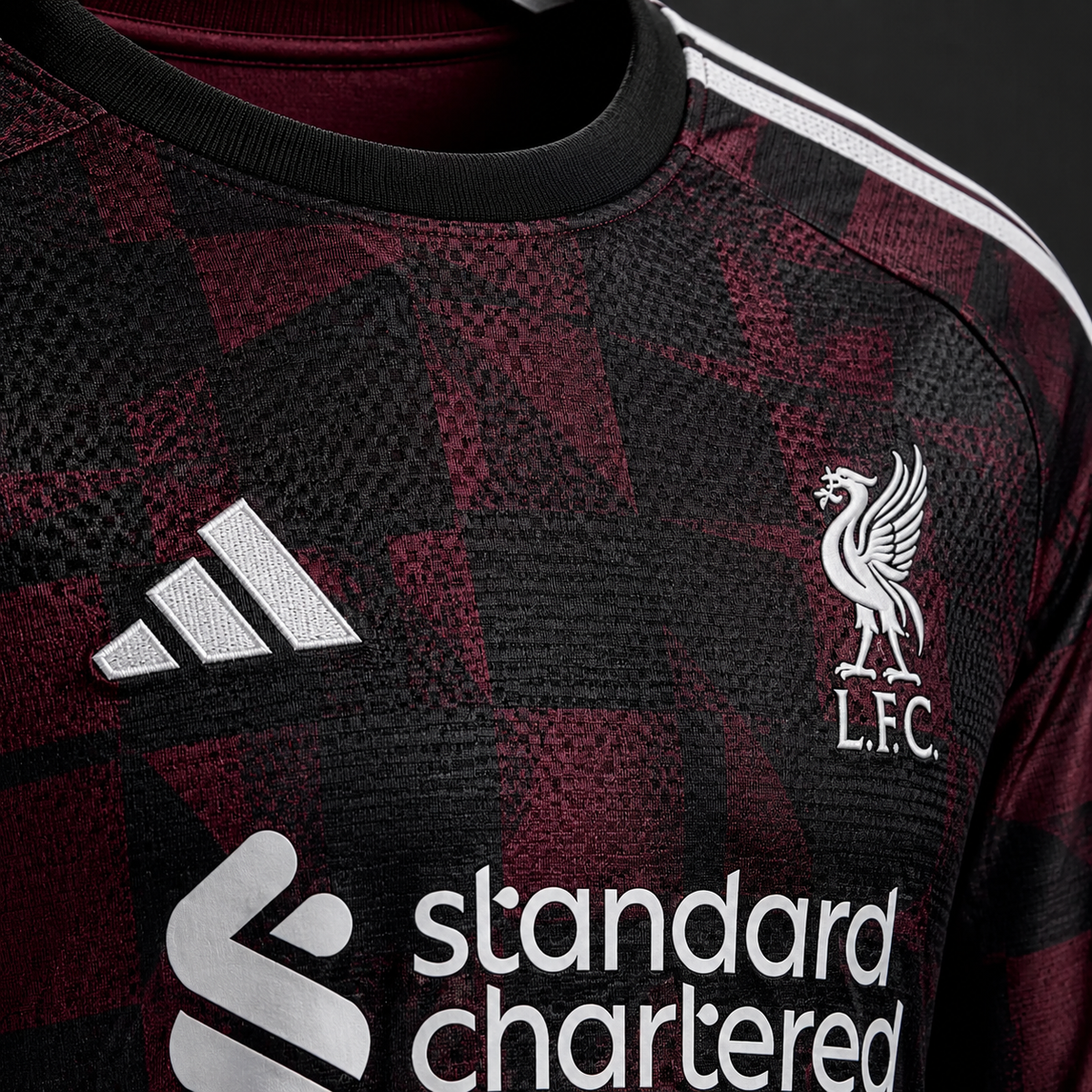 Gros plan du tissu, de l'écusson et des finitions du maillot Liverpool FC Third 2026-2027