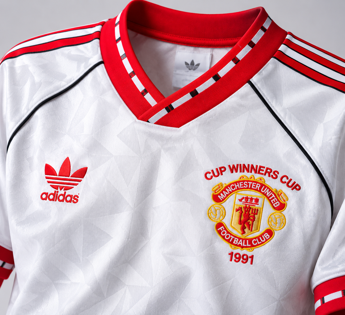 Détail du col et de l’écusson Manchester United Cup Winners Cup 1991