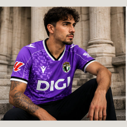 Mannequin masculin portant le maillot third Burgos CF violet 2026-2027