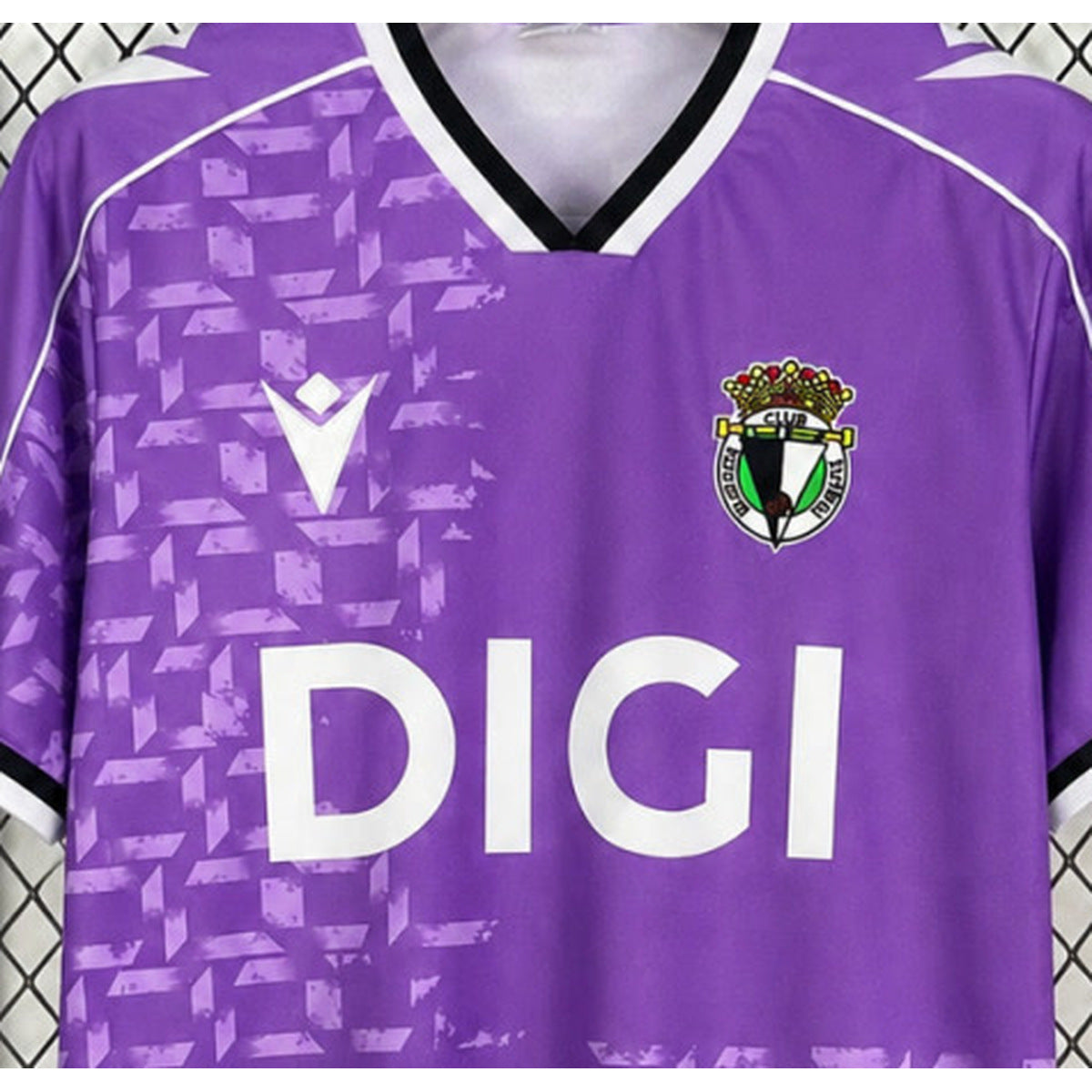 Gros plan des détails et de l'écusson sur le maillot third Burgos CF 2026-2027
