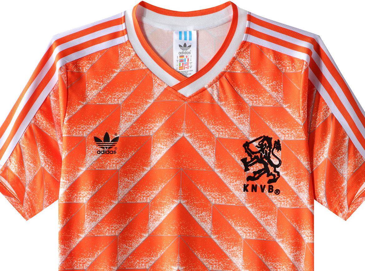 Gros plan du col, des écussons et des détails du maillot rétro Pays-Bas 1988 domicile