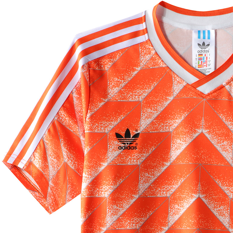 Gros plan du motif géométrique orange et blanc du maillot Pays-Bas 1988