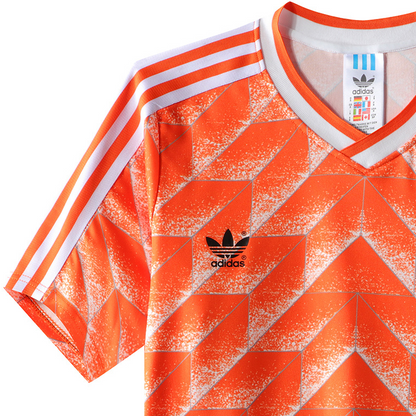 Gros plan du motif géométrique orange et blanc du maillot Pays-Bas 1988