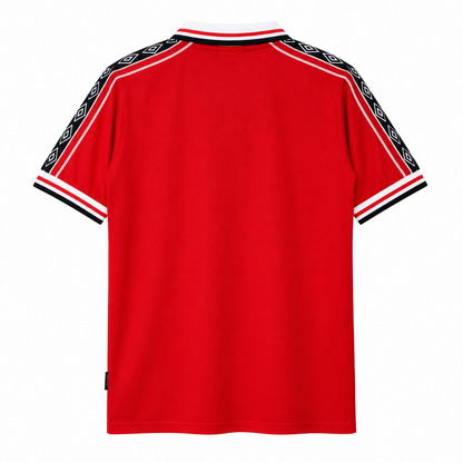 Maillot Manchester United Domicile 1998-1999 rétro Umbro, rouge avec bandes Umbro noires sur les épaules, vue de dos