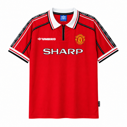 Maillot Manchester United Domicile 1998-1999 rétro Umbro, rouge avec bandes Umbro noires sur les épaules, sponsor Sharp, vue de face