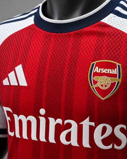 Détails du maillot Arsenal 2027/28 écusson et textile rouge