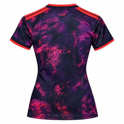 Maillot Bayern Munich third femme 2026-2027 violet et rose, vue de dos sur fond blanc
