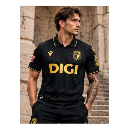 Maillot extérieur Burgos CF 2026-2027 porté par un mannequin masculin
