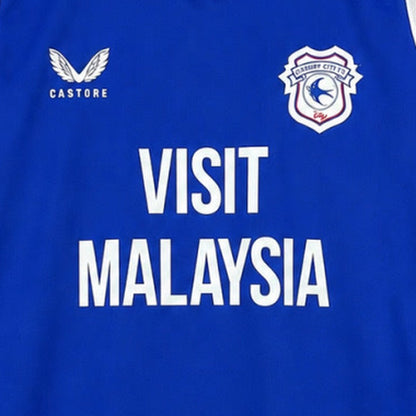 Détail du maillot Cardiff City domicile 2026-2027 – blason et sponsor