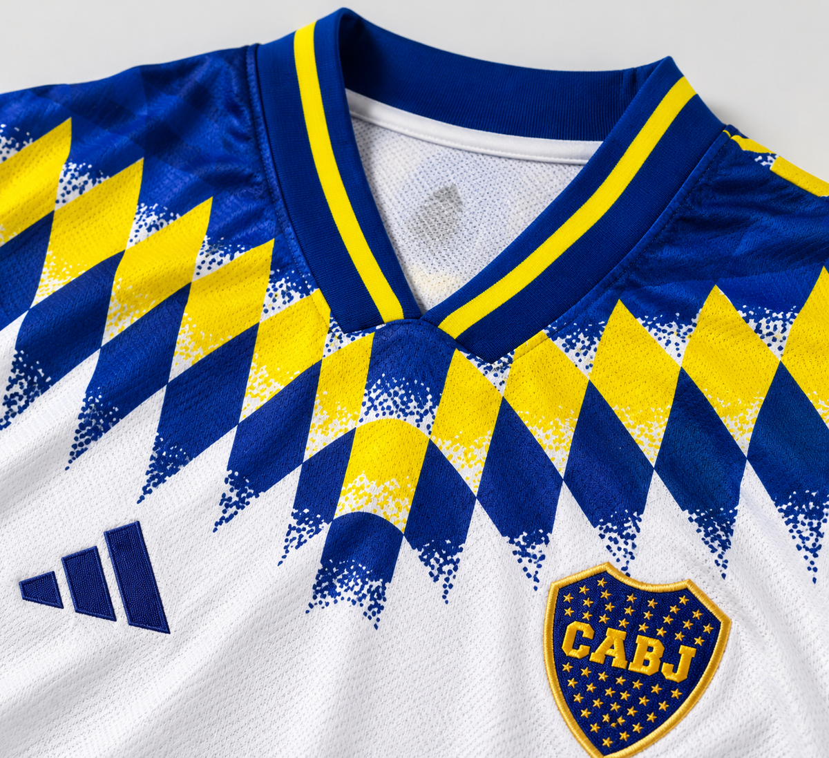 Boca Juniors 26/27 Reissue White – détail du col, du blason et du motif