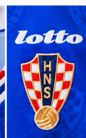 Gros plan de l’écusson HNS, du tissu bleu et des détails rouges et blancs du maillot Croatie 1998