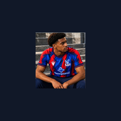 Maillot domicile Crystal Palace 2026-2027 porté par mannequin