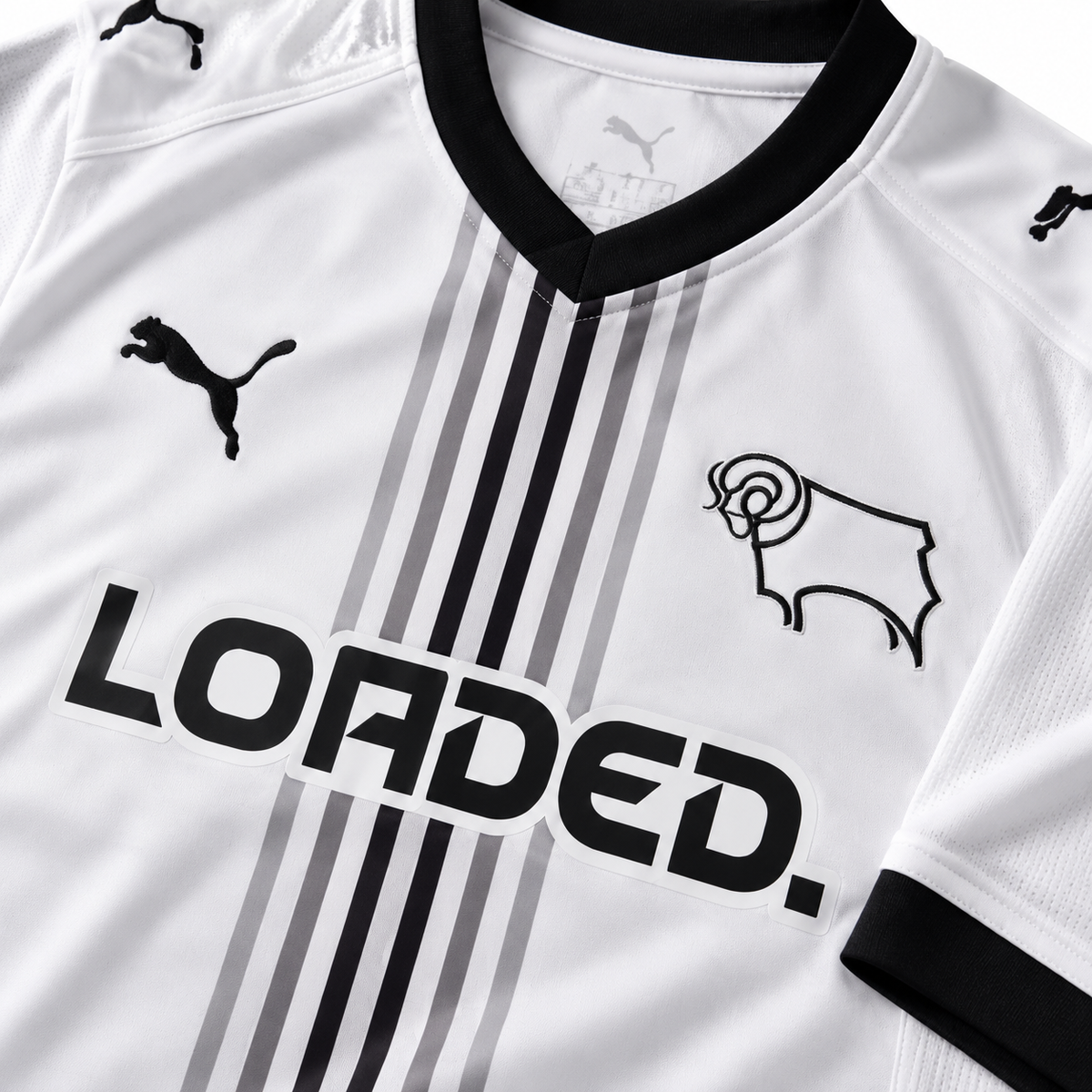Détail du col, des rayures, du blason et du sponsor du maillot Derby County