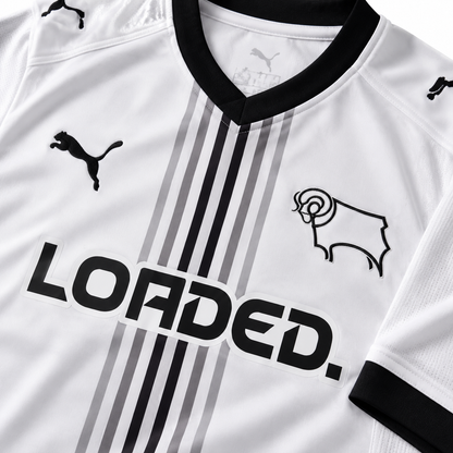 Détail du col, des rayures, du blason et du sponsor du maillot Derby County