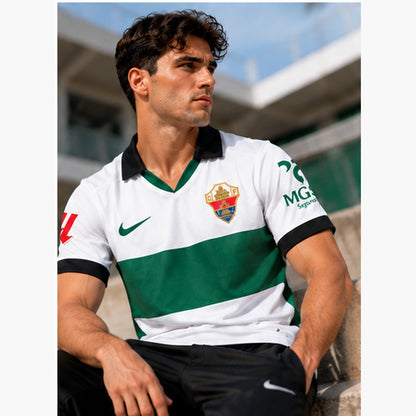 Mannequin masculin portant le maillot domicile Elche CF 2026-2027