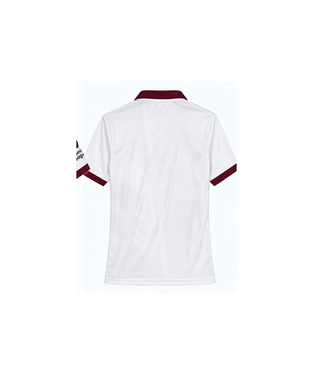 Vue arrière du polo blanc sur fond blanc