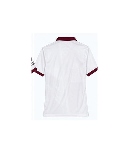 Vue arrière du polo blanc sur fond blanc