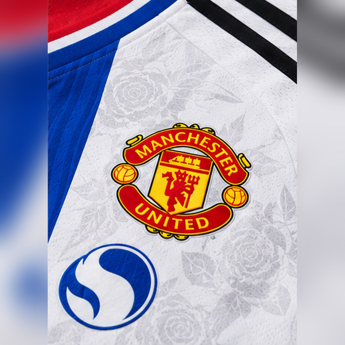 Détail écusson et tissu du maillot Tricolor Manchester United 2026-2027