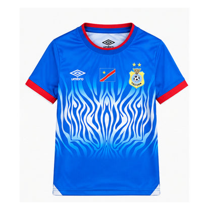 Vue avant du maillot bleu sur fond blanc
