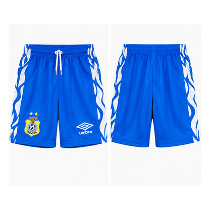 Short bleu assorti sur fond blanc