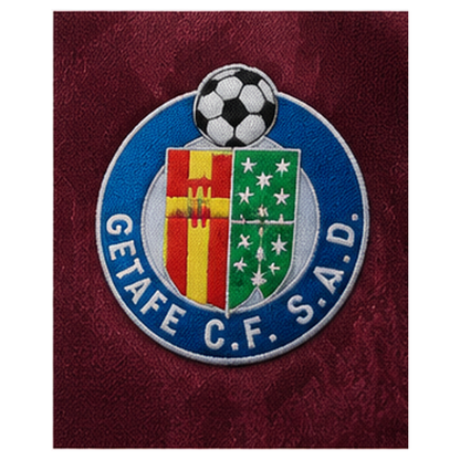 Gros plan sur l'écusson du maillot extérieur Getafe CF 2026-2027