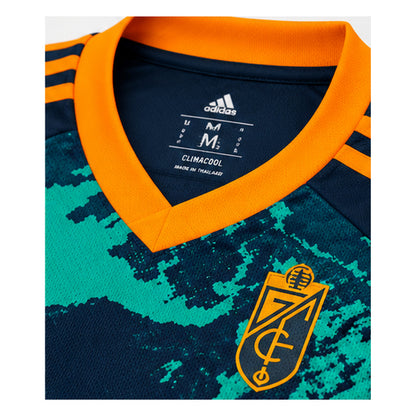 Détail du col et de l'écusson Granada CF 2026-2027
