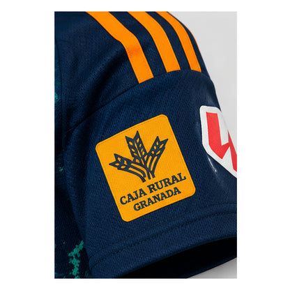 Détail des manches et de la texture du maillot Granada CF 2026-2027