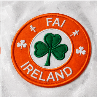 Gros plan écusson FAI Irlande du maillot rétro 1990