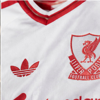 Détails maillot Liverpool FC Away 2026-2027, écusson et finition Adidas