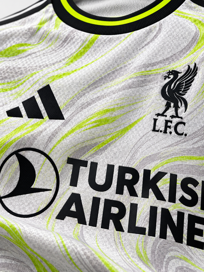 Détail du tissu blanc gris et vert fluo maillot Liverpool 27/28