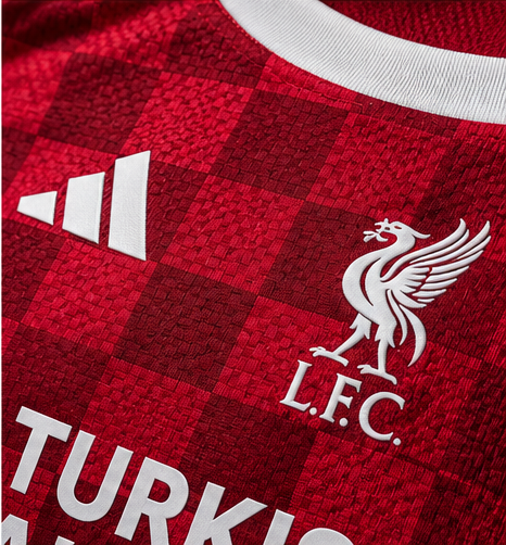 Zoom sur le tissu à carreaux et le blason Liverpool FC