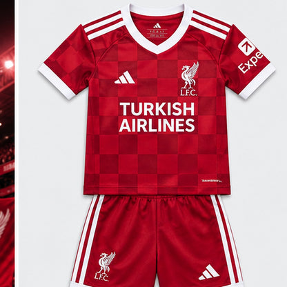 Kit enfant Liverpool FC 2027/28 rouge à damier, maillot et short – face