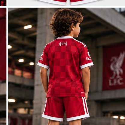Kit enfant Liverpool FC 2027/28 rouge à damier, maillot et short – mannequin-dos