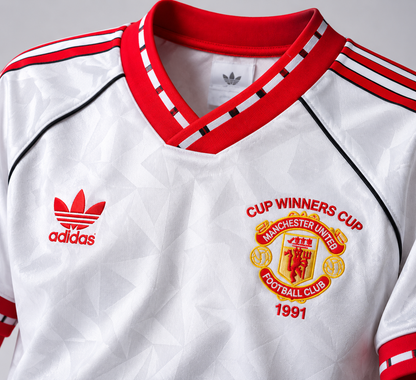 Détail du col et de l’écusson Manchester United Cup Winners Cup 1991