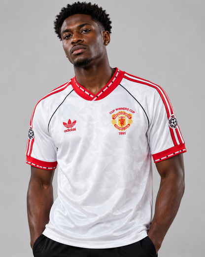 Mannequin noir portant le maillot rétro Manchester United 1991 manches courtes