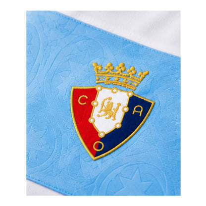 Gros plan sur l'écusson du maillot extérieur CA Osasuna 2026-2027