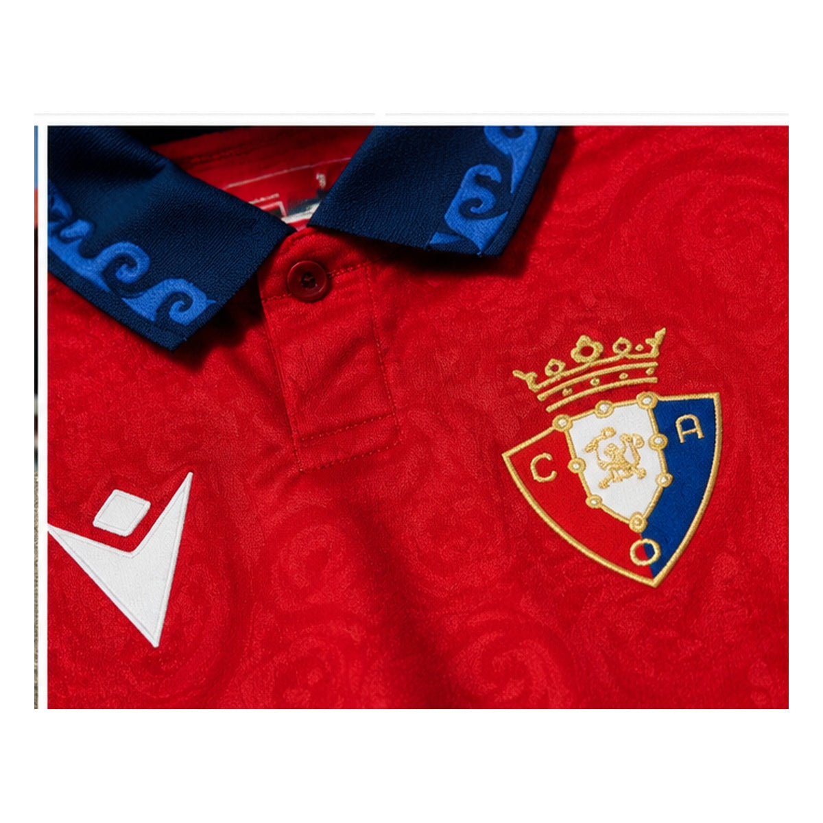 Gros plan du col bleu marine, du motif et de l'écusson du maillot domicile CA Osasuna 2026-2027