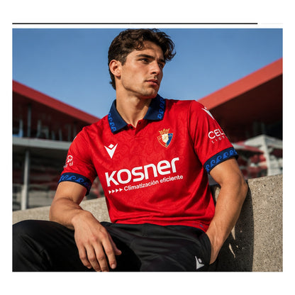 Mannequin masculin portant le maillot domicile CA Osasuna 2026-2027 rouge