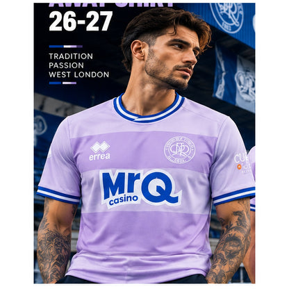 Maillot Queens Park Rangers 2026-2027 porté par un mannequin masculin