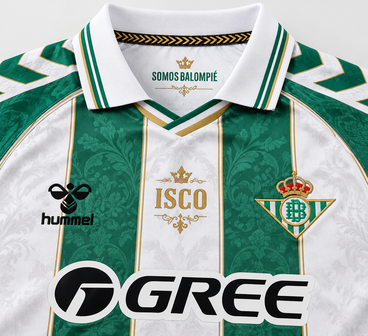 Gros plan du col, des logos, du blason et des finitions du maillot Real Betis