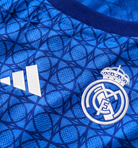 Zoom sur les motifs géométriques du maillot bleu Real Madrid