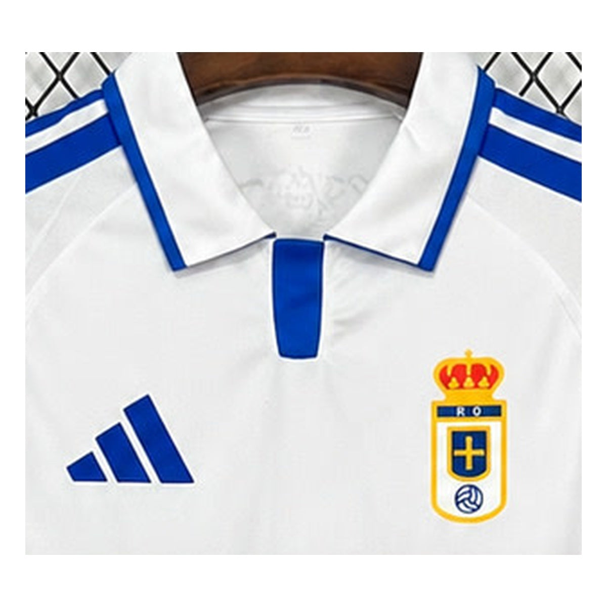 Détails du col et écusson Real Oviedo 2026-2027