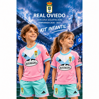 Affiche principale kit enfant Real Oviedo Third 2026-2027, deux enfants portant le maillot rose et short turquoise