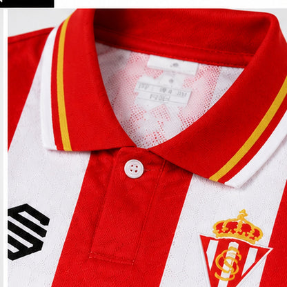 Détails col et écusson Sporting de Gijón domicile 2026-2027, illustration