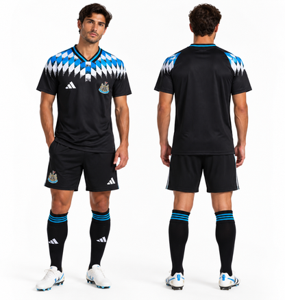Newcastle United 26/27 Reissue Black – vues avant et arrière sur mannequin